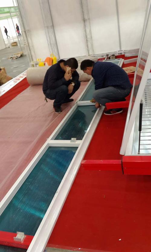 鋁材開啟式帶頂棚報(bào)欄 兼具實(shí)用性與美感的公共設(shè)施